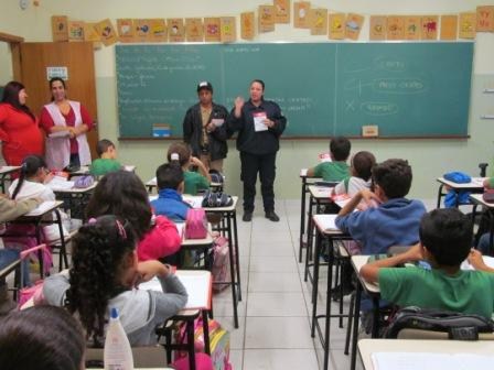 Policiais durante palestra sobre os riscos do uso do cerol