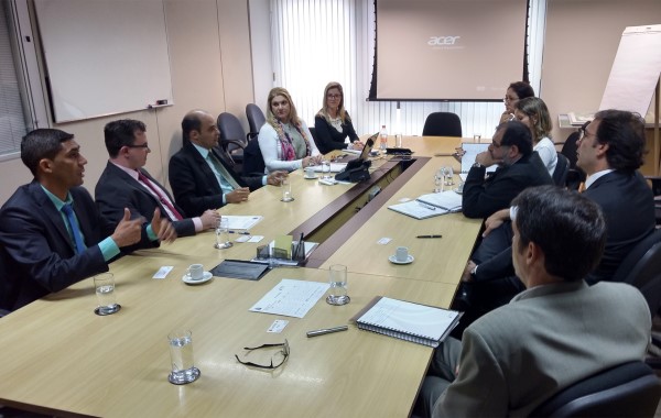 Alexandro, Isaias e Willian durante reunião com diretores da Arsesp