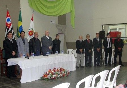 O homenageado, vereadores e prefeito. Nas cadeiras laterais, o vice-prefeito Paulo Zemuner e Carlos Alberto do Carmo – representando o deputado estadual José Aldo Demarchi