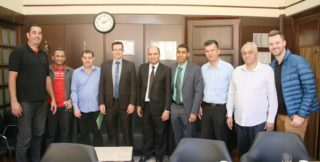 Willian Bento, Isaias Lino do Couto e Alexandro Souza Vieira com o presidente da Casa - Jéferson Yashuda Farmacêutico, e os vereadores Cabo Magal Verri, Rafael de Angeli, Pastor Raimundo Bezerra, Gerson da Farmácia e Paulo Landim