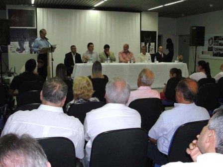 Mesa principal com o homenageado, o Prefeito e vereadores. Na plateia, amigos e familiares do Toninho