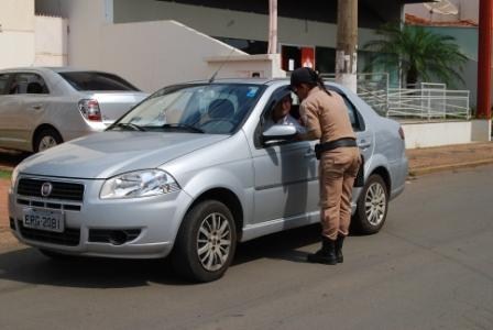 Agentes do Demutran conscientizam motoristas e pedestres