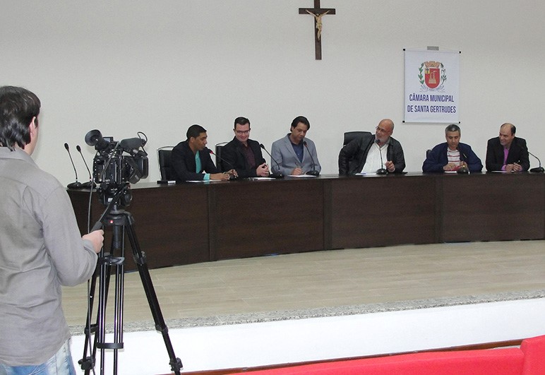 Os vereadores Alexandro, Willian, o presidente da Câmara - dr. Marcelo, Gordinho e Isaias, com o prefeito Rogério Pascon, durante gravação do programa