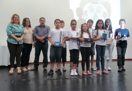 Vereador José Luis Vieira com alguns dos alunos premiados