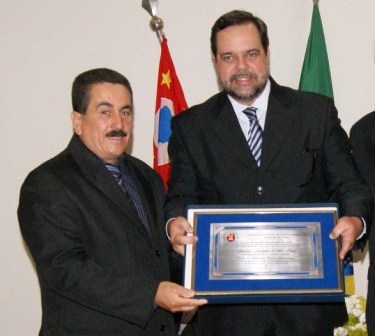 José Luis e Lobbe, durante solenidade de entrega do título de Cidadão Santa-gertrudense