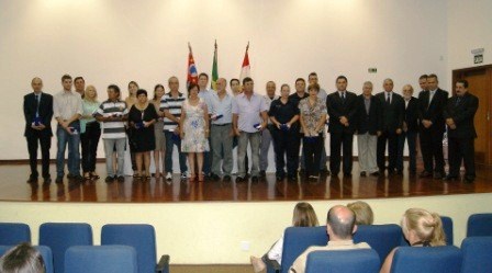 Homenageados com autoridades e família de Leonardo Sorge