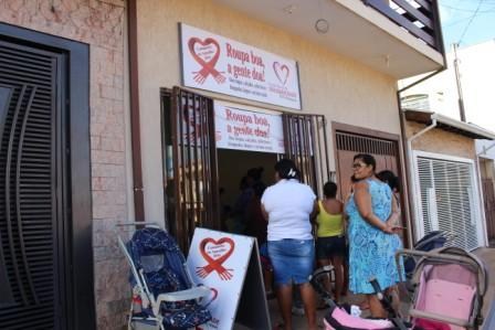 Podem ser doadas roupas e sapatos em bom estado de conservação