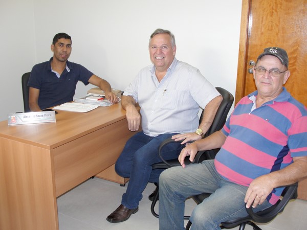 Alexandro com Pedro Penteado e Claudemir Rodrigues, no gabinete do Vereador 