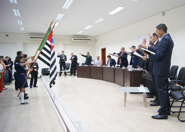 Momento da leitura do termo de compromisso, sentados Chamon - vice-prefeito, e Rogério Pascon – prefeito reeleito