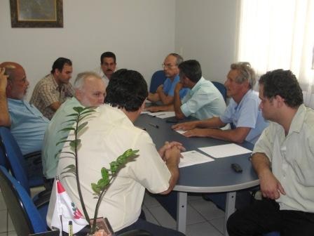 Os vereadores: Luiz Basso, José Valter Ceregatto, Marcelo Ferreira da Silva, Glalson Chamon, José Luis, Levy Xavier Ferraz, Aécio Bisesto e Valério Gaioto, com o técnico legislativo da Câmara, Edmilson Valdanha, durante reunião para discutir o PPA