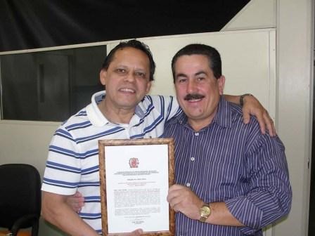 Pastor Roberto e José Luis, durante a entrega da Moção