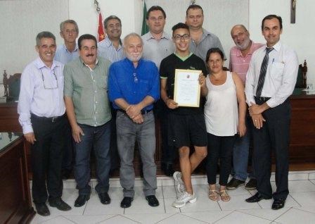 O bailarino, sua mãe, Sirlene Gonçalves, junto aos vereadores de Santa Gertrudes