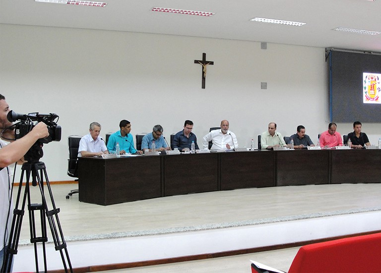 Vereadores querem que “esquecimento” de aparelho oftalmológico seja apurado