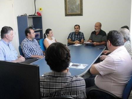 Em primeiro plano, os representantes da Centrovias, Rodrigues e Batista, Vanessa, Chamon e Marcelo Ferreira. De costas: Levy, Titão, Paraná, Basso e o Prefeito