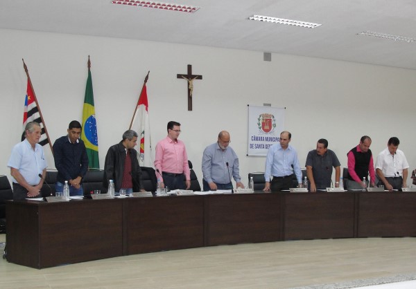 Vereadores prestam homenagem, respeitando minuto de silêncio