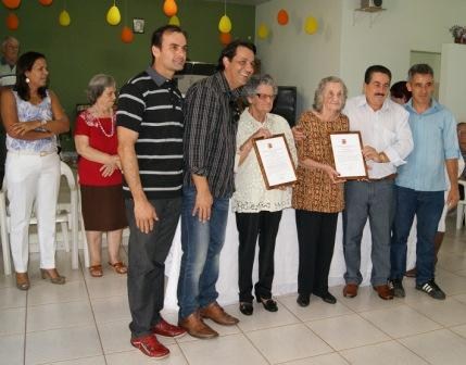 Chamon, Rogério, as homenageadas Josefa e Soledade, José Luis e Levy. Ao lado, Fernanda Pascon e Durvalina do Carmo