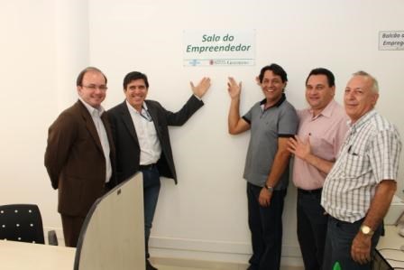 Representantes do Sebrae com o prefeito Rogério Pascon, vereador Luiz Basso (presidente da Acisg) e Antonio Andréa Zanfelício (vice-presidente da Acisg)