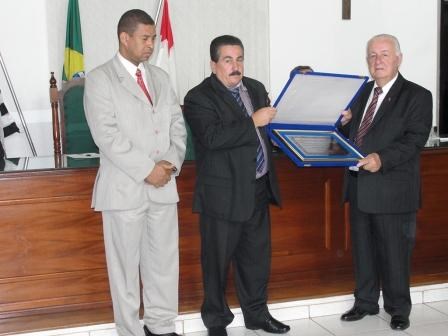 Pastor Agnaldo e José Luis entregam o título ao pastor Euclides